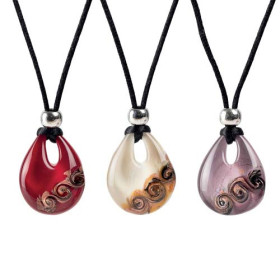 Les 3 pendentifs goutte de Murano, par l’Homme Moderne.